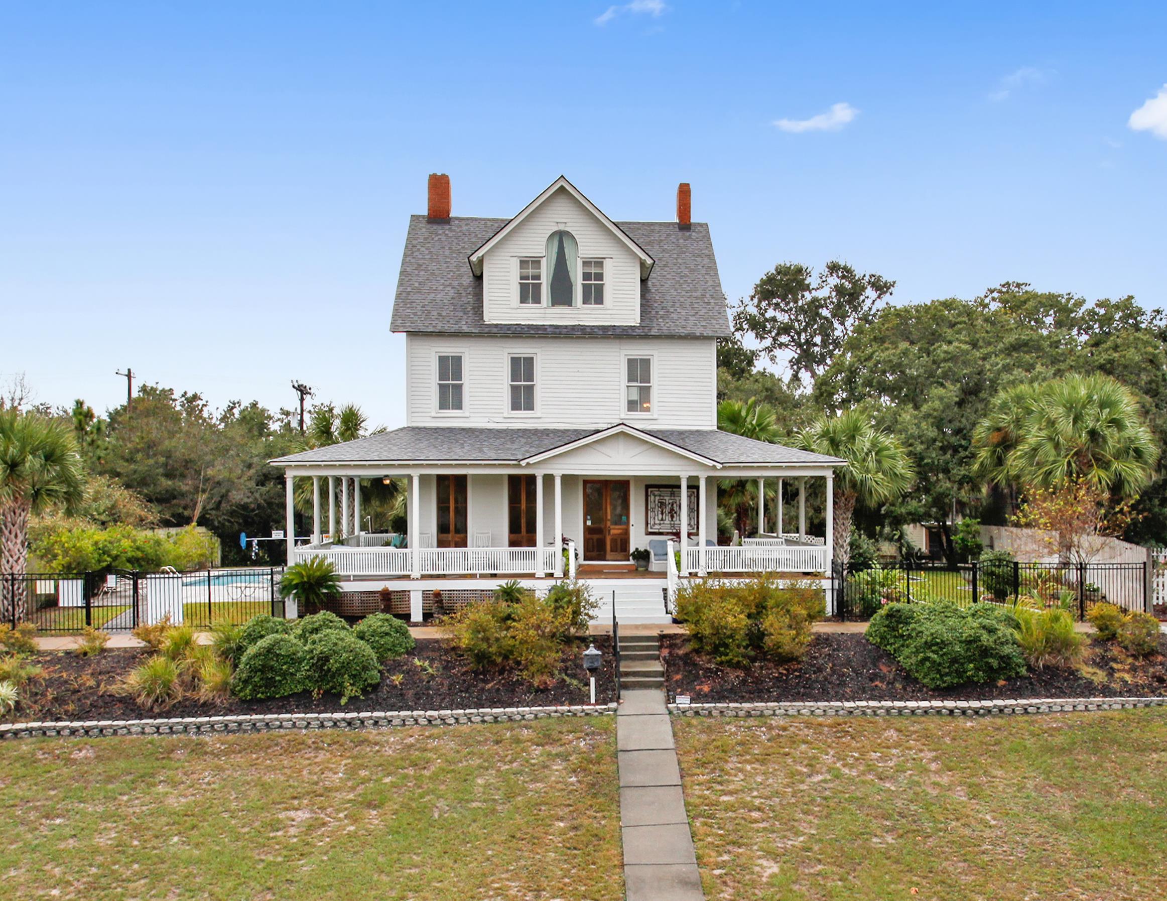 outdoor view of entire house