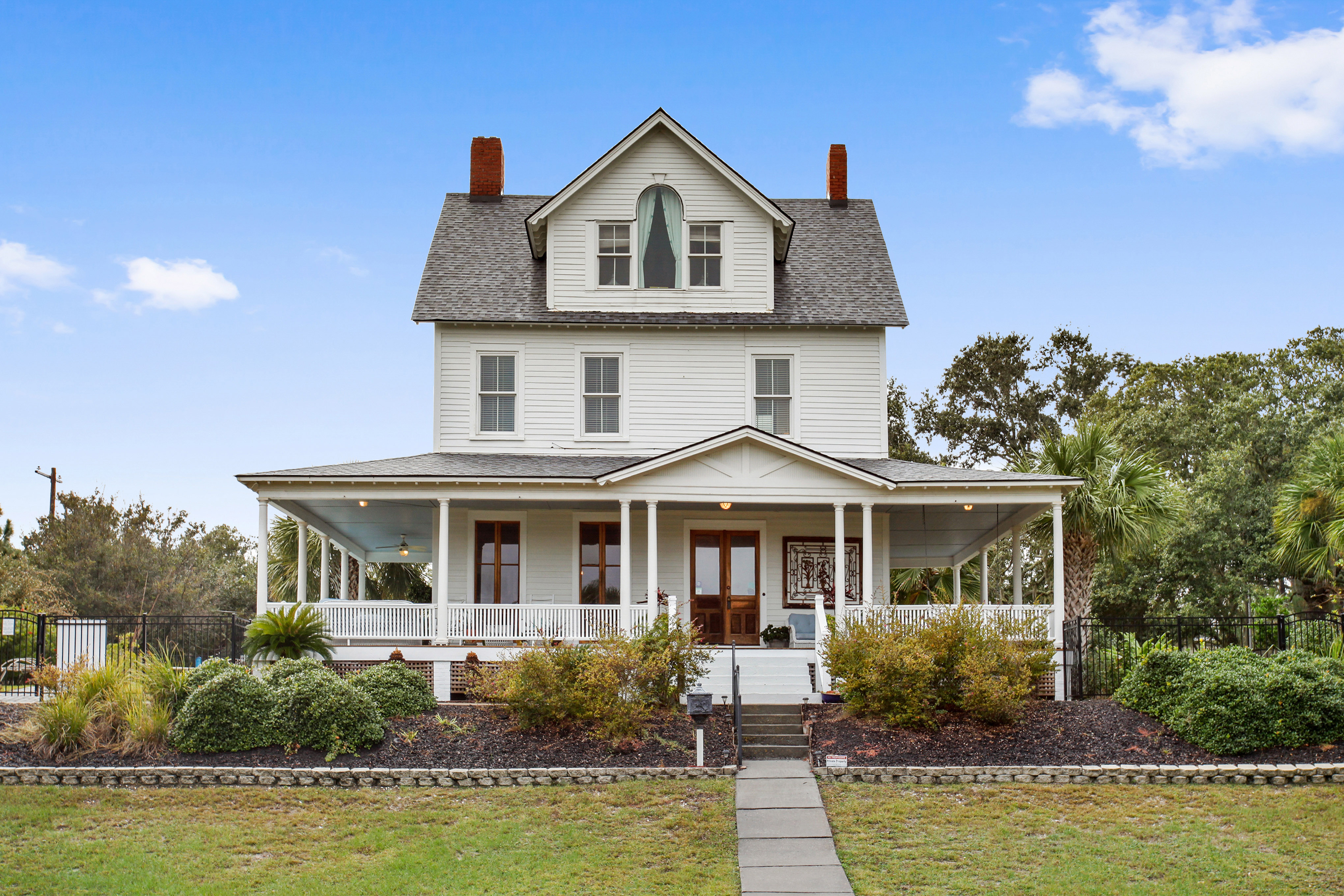 outdoor view of entire house